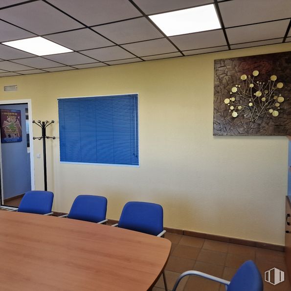 Nave en alquiler y venta en Avenida Naciones, Illescas, Toledo, 45200 con persiana de la ventana, mesa, alumbrado, mueble, azul, interiorismo, silla, suelo, línea y suelos alrededor