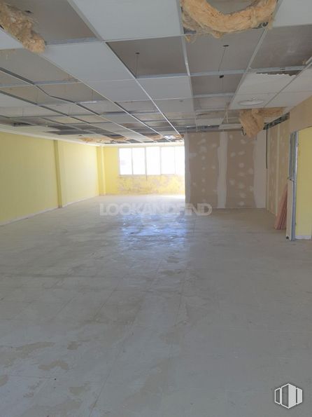 Office for rent at Zona La Estación, Azuqueca de Henares, Guadalajara, 19200 with window, hall, floor, flooring, fixture, wood, ceiling, house, shade and concrete around