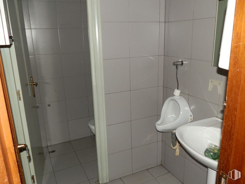 Nave en venta en Zona Numancia, Puente de Vallecas, Madrid, 28038 con fregadero, accesorio de fontanería, baño, accesorio, fluido, fontanería, pavimentos, lavabo de baño, material compuesto y madera alrededor