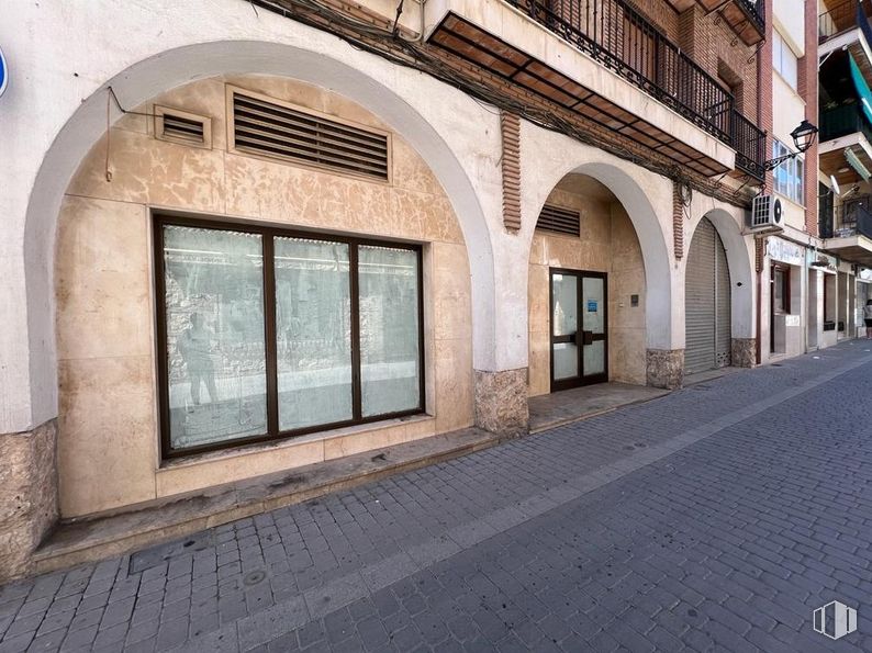 Retail for sale at Zona Plaza Mayor, Ocaña, Toledo, 45300 with window, building, brick, wood, road surface, flooring, facade, brickwork, tints and shades and shade around