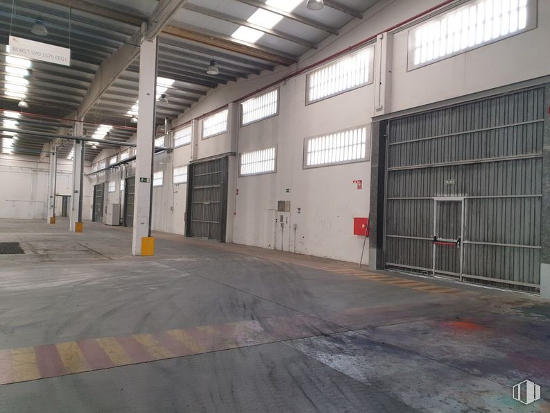 Industrial for rent at Zona industrial Alcalá, Alcalá de Henares, Madrid, 28806 with window, door, hall, wood, architecture, flooring, building, floor, asphalt and wall around