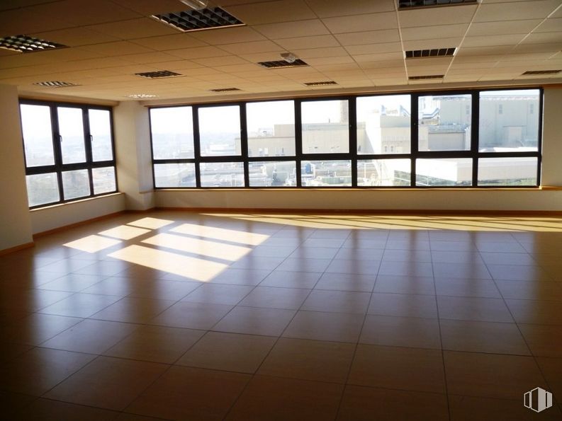 Oficina en alquiler y venta en Zona empresarial, Alcobendas, Madrid, 28108 con ventana, durante el día, accesorio, madera, sombra, interiorismo, suelos, suelo, pared y hall alrededor