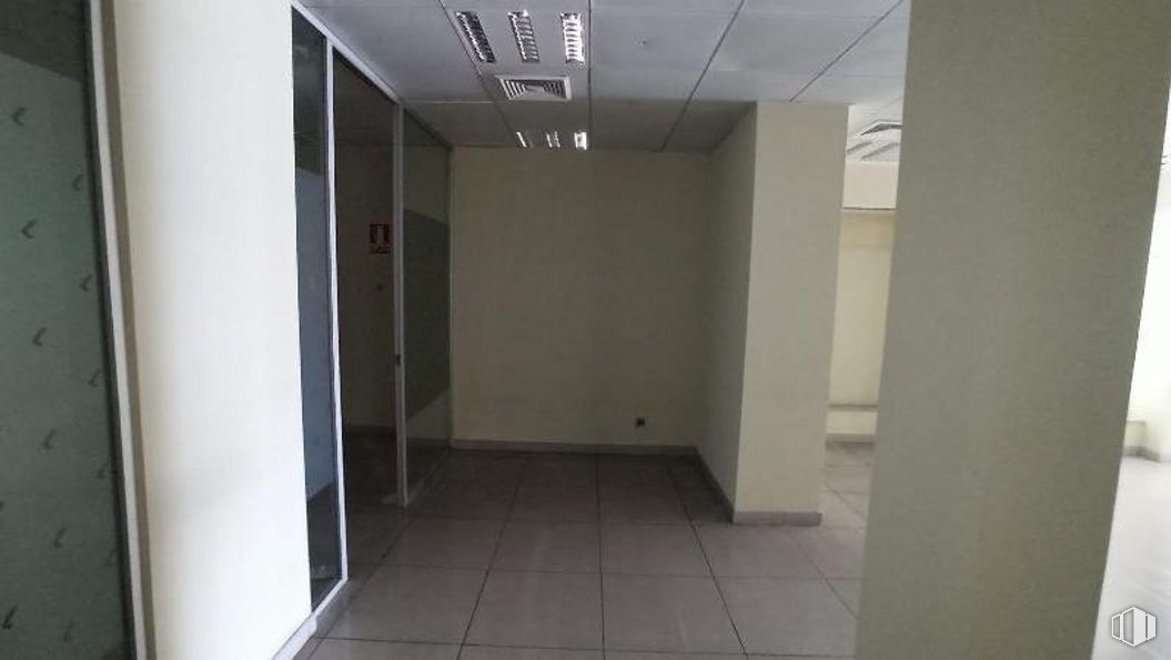 Local en venta en Zona Moratalaz, Moratalaz, Madrid, 28030 con accesorio, suelo, suelos, material compuesto, vidrio, aluminio, techo, hall, transparencia y puerta alrededor