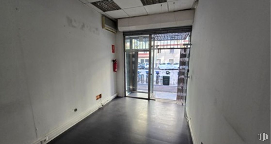 Retail for sale & for rent at Zona Orense, Tetuán, Madrid, 28020 with door, composite material, transparency, daylighting and aluminium around