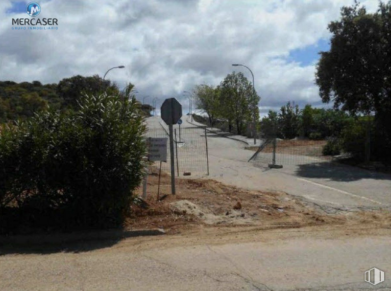 Land for sale at Calle Nava de Roa, 1, Valdeaveruelo, Guadalajara, 19185 with street light, cloud, plant, sky, plant community, land lot, tree, road surface, asphalt and thoroughfare around