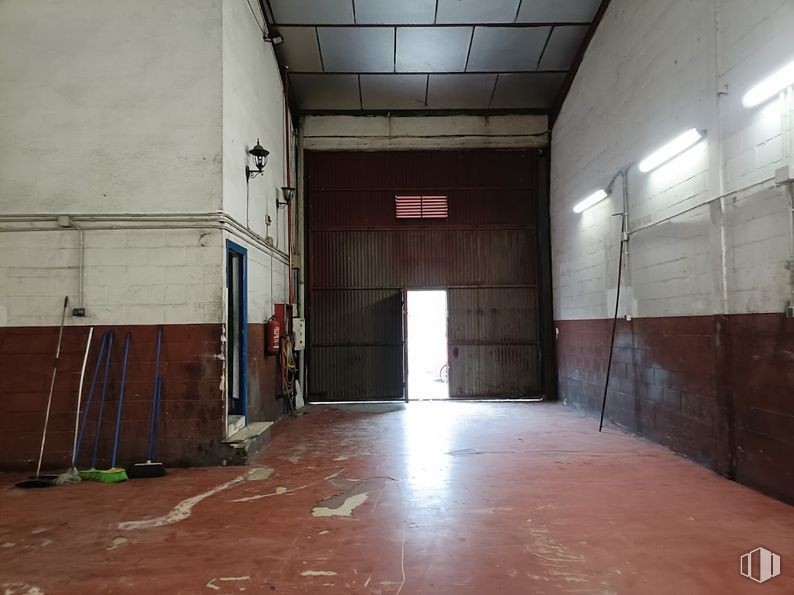 Industrial for sale at Calle Luis I, Villa de Vallecas, Madrid, 28031 with light fixture, lighting, flooring, floor, wood, ceiling, composite material, metal, wood stain and hardwood around