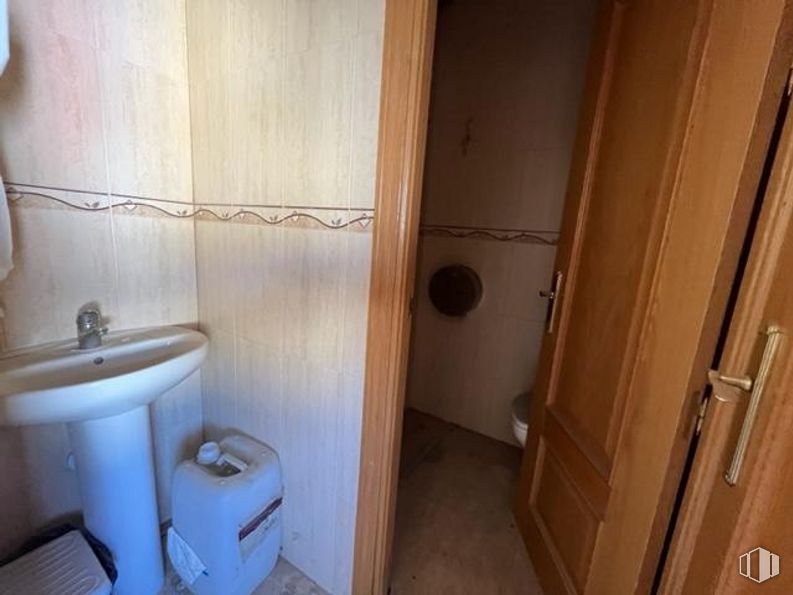 Nave en alquiler en Camino Ciempozuelos, Seseña, Toledo, 45224 con fregadero, puerta, envase, marrón, grifo, accesorios de fontanería, lavabo, cuarto de baño, madera y morado alrededor