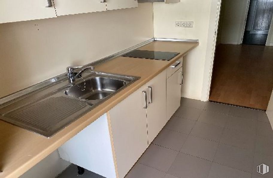 Oficina en venta en Calle Tánger, 1, San Sebastián de los Reyes, Madrid, 28700 con fregadero, encimera, grifo, arreglo de tubería, ebanistería, cocina, piso, madera y herrajes domésticos alrededor