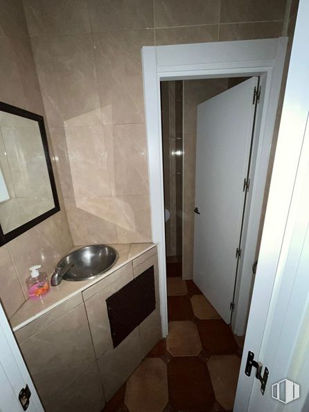 Retail for sale at Calle Juan Ramón Jiménez, Móstoles, Madrid, 28932 with sink, mirror, cabinetry, door, building, tap, plumbing fixture, fixture, bathroom cabinet and bathroom around