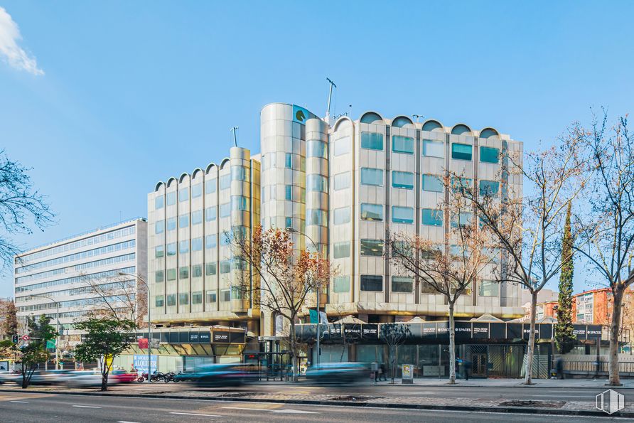 Local en alquiler en Calle María de Molina, 41-43, Chamartín, Madrid, 28006 con edificio, cielo, nube, bloque de torre, árbol, diseño urbano, condominio, planta, luz de la calle y área residencial alrededor