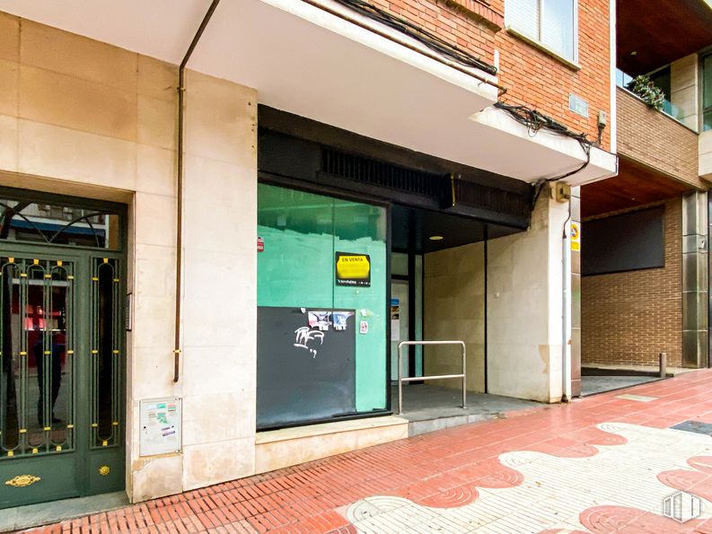 Retail for sale at Calle Real, San Sebastián de los Reyes, Madrid, 28700 with door, window, building, fixture, road surface, wall, shade, house, sidewalk and real estate around