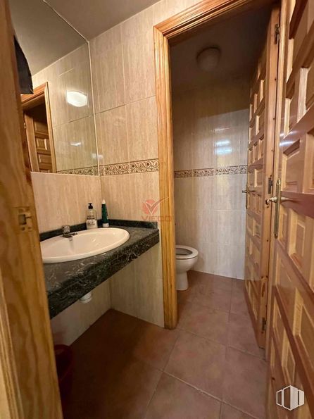 Retail for sale at Calle Fermín Caballero, Cuenca, 16004 with toilet, sink, flooring, floor, wood, interior design, plumbing fixture, brown, room and ceiling around