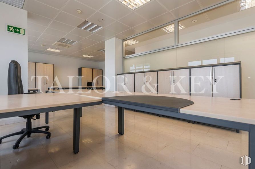 Oficina en venta en Paseo Castellana, Chamartín, Madrid, 28046 con escritorio, mesa, mueble, interiorismo, edificio, madera, suelos, suelo, propiedad material y vidrio alrededor