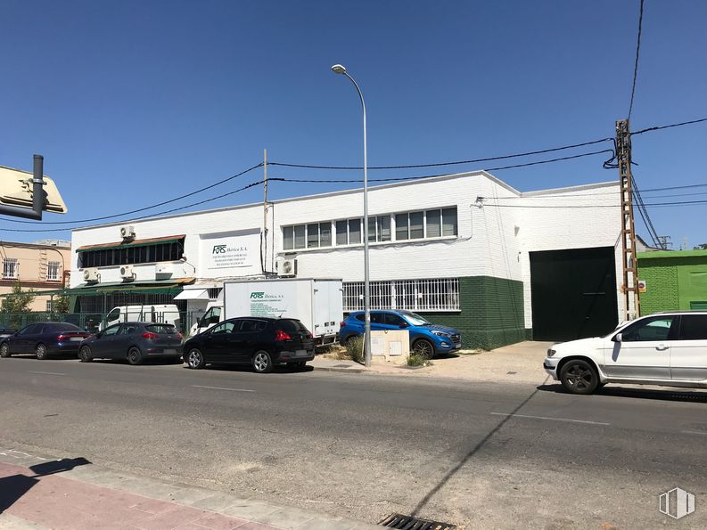 Nave en alquiler y venta en Calle Solana, 27D, Torrejón de Ardoz, Madrid, 28850 con coche, edificio, ventana, luz de estacionamiento automotriz, rueda, cielo, vehículo terrestre, neumático, vehículo y luz de la calle alrededor