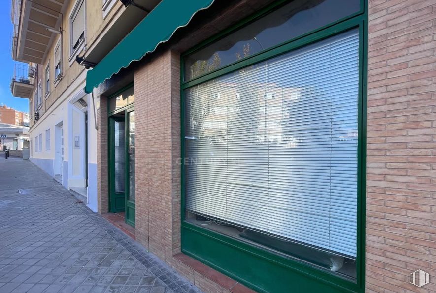 Local en venta en Barrio Concepción, Ciudad Lineal, Madrid, 28027 con ventana, persiana de la ventana, revestimiento de ventanas, material compuesto, toldo, vidrio y tratamiento de ventanas alrededor