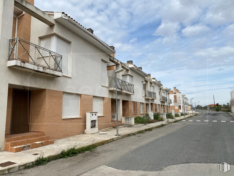 Land for sale at Casco urbano, Mascaraque, Toledo, 45430 with window, house, cloud, plant, building, sky, urban design, asphalt, road surface and residential area around