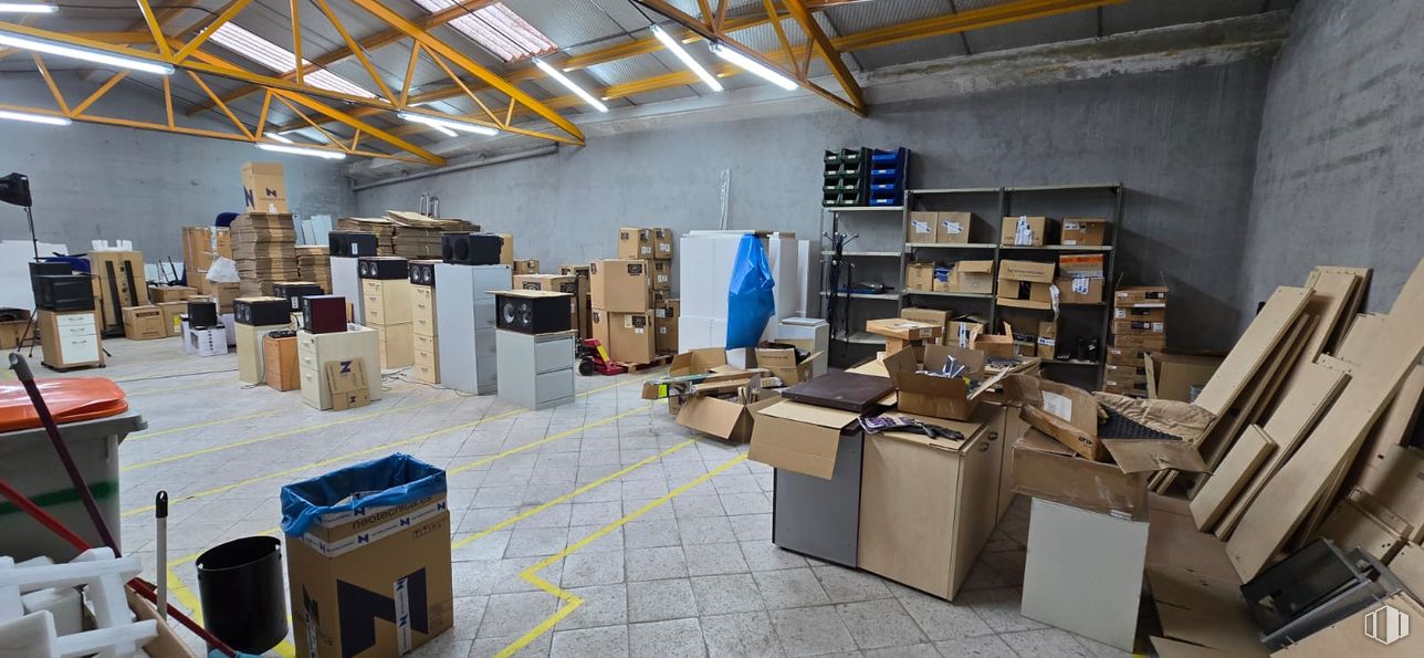 Industrial for sale & for rent at Calle Zaida, 89, Carabanchel, Madrid, 28019 with shipping box, box, cardboard packaging, cardboard, packaging and labeling, warehouse, floor, paper product, inventory and packing materials around