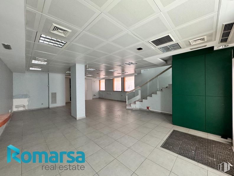 Retail for rent at Calle San Millán, Ávila, 05001 with fixture, building, interior design, floor, flooring, hall, ceiling, glass, composite material and space around