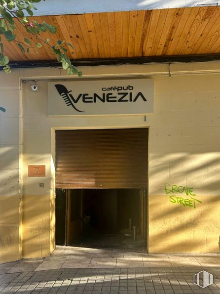 Retail for rent at Calle Eras, Aranjuez, Madrid, 28300 with door, wood, road surface, asphalt, tints and shades, facade, concrete, font, landscape and road around