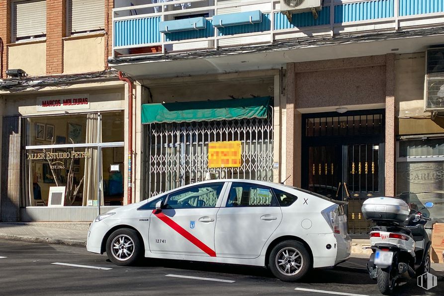 Local en venta en Calle San Lamberto, Ciudad Lineal, Madrid, 28017 con rueda, coche, motocicleta, ventana, neumático, vehículo terrestre, vehículo, neumático automotriz, vehículo de motor y iluminación automotriz alrededor