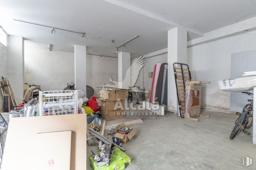 Retail for sale at Calle Gil de Andrade, Alcalá de Henares, Madrid, 28804 with tire, wheel, floor, flooring, bicycle, automotive design, building, engineering, wood and ceiling around