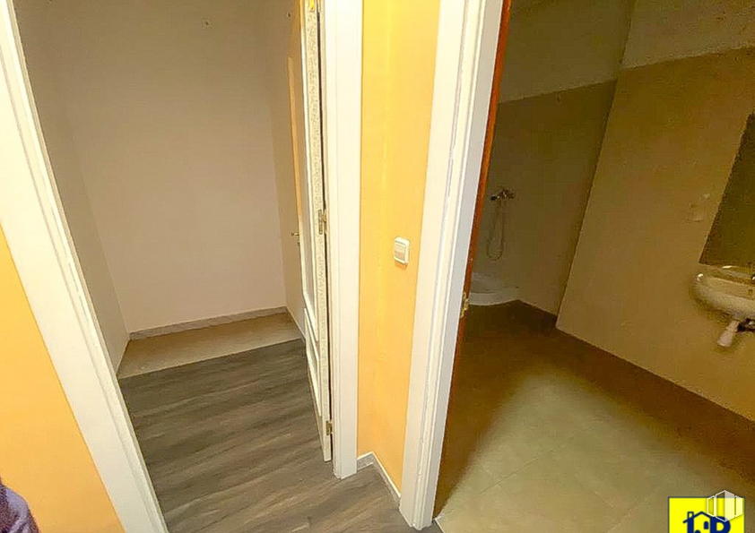 Local en alquiler en Zona Centro, Cuenca, 16004 con edificio, accesorio, madera, casa, puerta, amarillo, suelo, piso, tinte para madera y madera alrededor