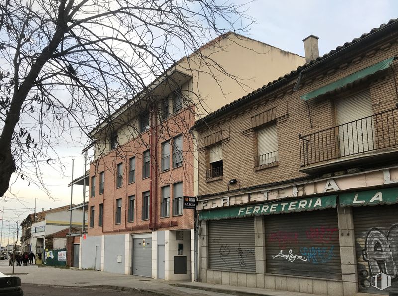 Retail for rent at Zona Santa Bárbara, Toledo, 45006 with building, window, sky, tree, house, neighbourhood, plant, wall, residential area and door around