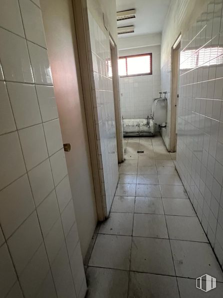 Nave en alquiler y venta en Calle Ossa, 16, Loeches, Madrid, 28890 con ventana, cama, accesorio, edificio, suelos, suelo, casa, material compuesto, suelo de baldosas y puerta alrededor