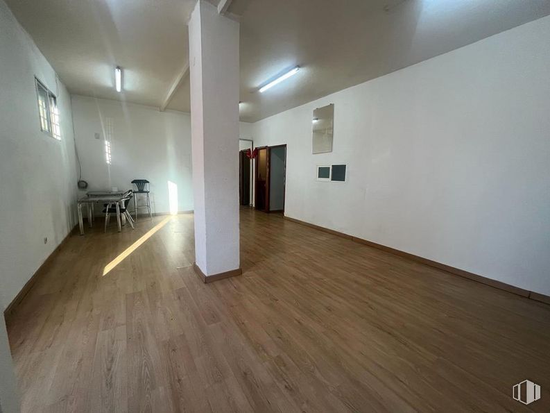 Local en venta en Calle Nazario Calonge, San Fernando de Henares, Madrid, 28830 con mesa, madera, hall, suelos, suelo, suelo laminado, madera dura, arte, techo y espacio alrededor