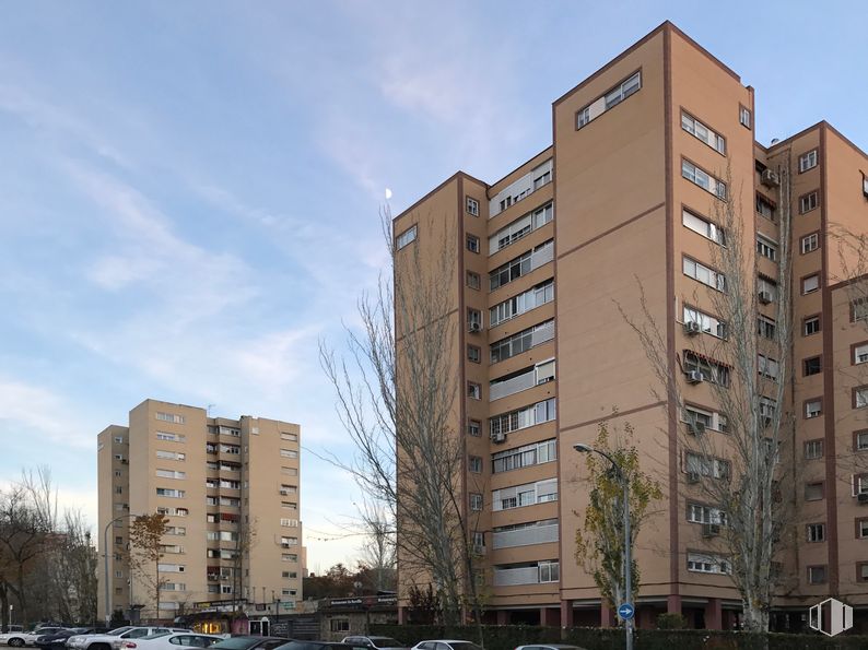 Local en alquiler y venta en Calle Uruguay, 35, Coslada, Madrid, 28820 con edificio, cielo, día, ventana, nube, infraestructura, árbol, vehículo, bloque de torre y arquitectura alrededor