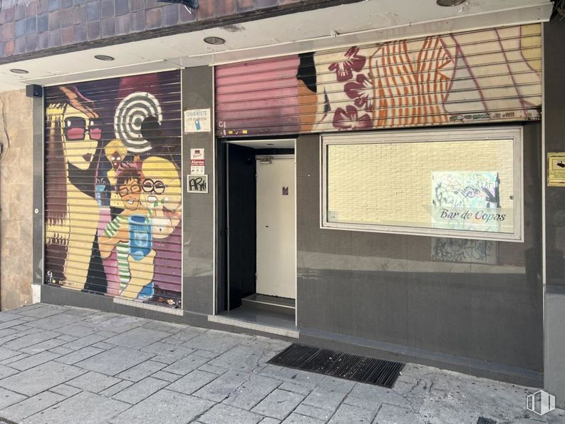 Local en venta en Calle Camino Vinateros, Moratalaz, Madrid, 28030 con edificio, puerta, arte, acera, graffiti, tintes y matices, fachada, carretera, superficie de la carretera y casa alrededor