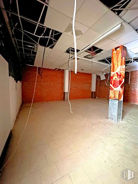 Retail for rent at Calle Alamín, Guadalajara, 19005 with field house, building, floor, flooring, wood, tints and shades, ceiling, basketball hoop, concrete and art around