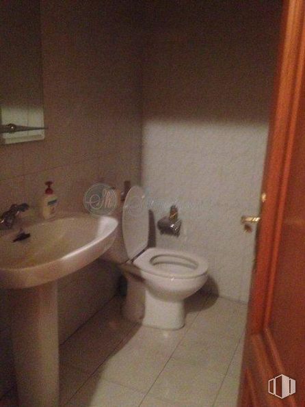 Retail for sale & for rent at Avenida Camilo José Cela, Cuéllar, Segovia, 40200 with sink, door, toilet, brown, plumbing fixture, bathroom sink, tap, property, toilet seat and building around