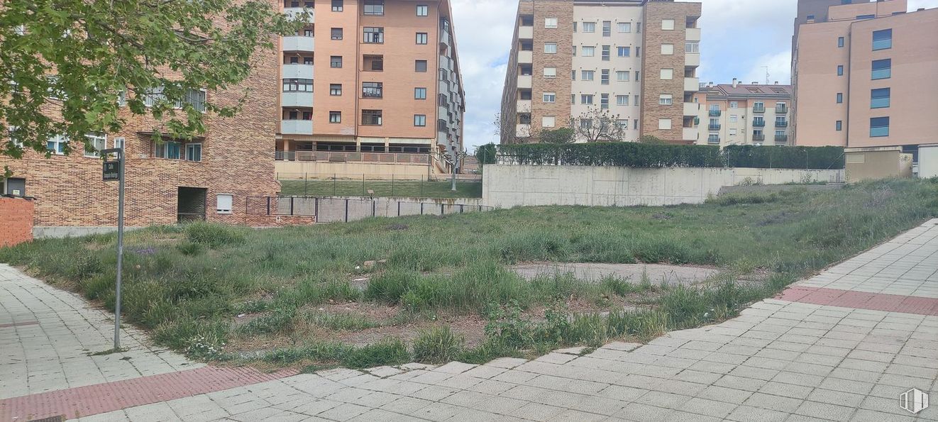 Land for sale at Avenida Derechos Humanos, Ávila, 05003 with building, plant, window, cloud, sky, land lot, urban design, road surface, condominium and neighbourhood around