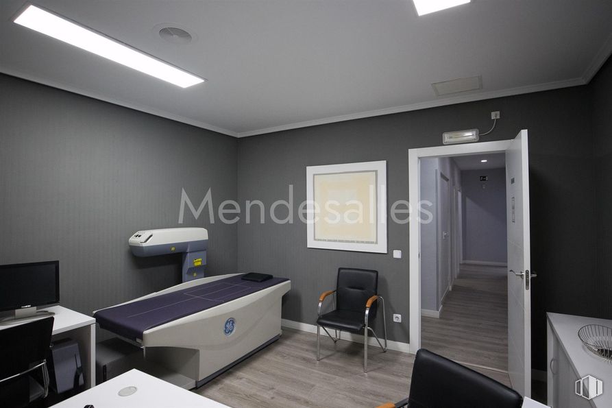 Local en venta en Avenida Constitución, Móstoles, Madrid, 28931 con silla, pantalla de ordenador, lámpara, alumbrado, puerta, marco, mueble, interiorismo, techo y suelos alrededor