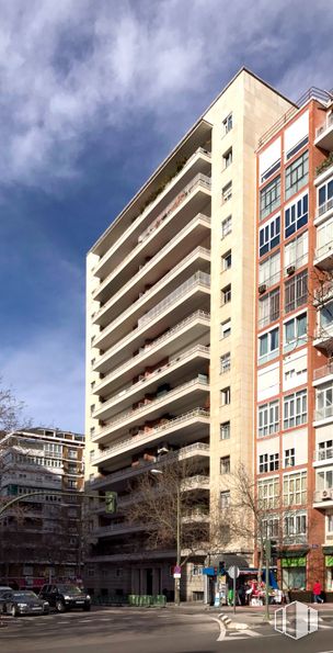 Oficina en alquiler en Calle San Germán, Tetuán, Madrid, 28020 con edificio, ventana, cielo, accesorio, rectángulo, bloque de pisos, diseño urbano, condominio, línea y madera alrededor