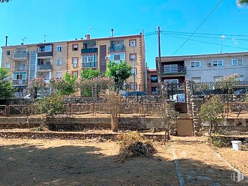 Land for sale at Casco antiguo, Aldea del Fresno, Madrid, 28620 with building, plant, sky, window, land lot, urban design, neighbourhood, residential area, real estate and tree around