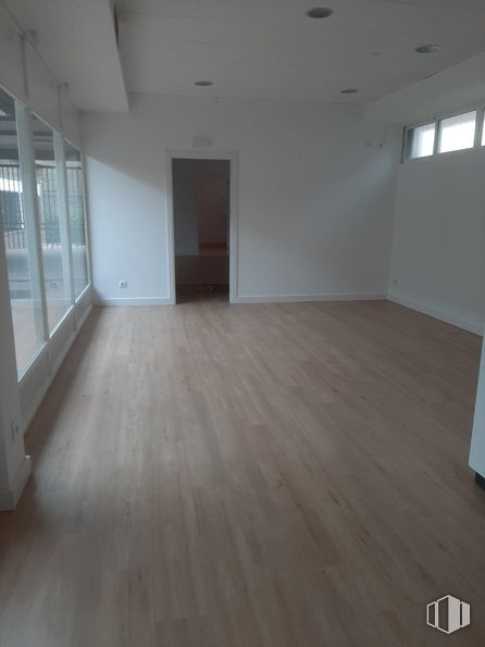 Retail for rent at Calle Ecuador, Majadahonda, Madrid, 28220 with window, fixture, hall, wood, interior design, flooring, material property, wood stain, hardwood and composite material around