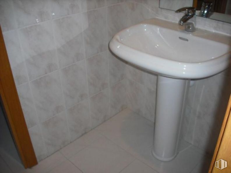 Office for rent at Avenida Guadalajara, 16, Alcalá de Henares, Madrid, 28805 with sink, bathroom, fluid, plumbing fixture, interior design, grey, bathroom sink, tile flooring, tap and composite material around