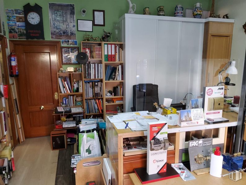 Retail for sale & for rent at Avenida Nuestra Señora Fátima, 95, Carabanchel, Madrid, 28047 with packaged goods, lighting, property, bookcase, shelf, table, shelving, picture frame, interior design and publication around