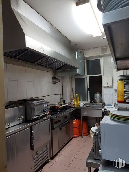 Local en alquiler y venta en Calle Martín de los Heros, 5, Moncloa - Aravaca, Madrid, 28008 con ebanistería, encimera, cocina, estufa de cocina, aparato de cocina, piso, estufa de gas, suelo, campana extractora y propiedad material alrededor