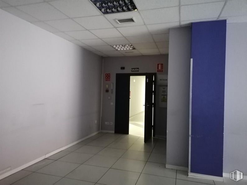 Office for sale & for rent at Zona Pinar de Las Rozas, Las Rozas de Madrid, Madrid, 28230 with fixture, building, lighting, floor, flooring, wall, ceiling, hall, door and alarm device around