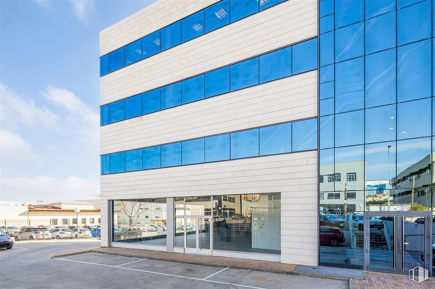 Retail for rent at Avenida Industria, 37, Alcobendas, Madrid, 28108 with building, cloud, sky, facade, fixture, commercial building, urban design, composite material, city and glass around