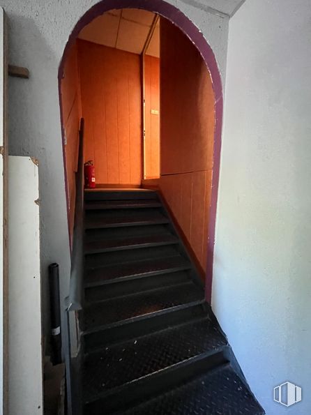 Local en alquiler en Zona Europolis, Las Rozas de Madrid, Madrid, 28230 con escaleras, accesorio, madera, puerta, casa, suelos, suelo, tintes y matices, simetría y pasamanos alrededor