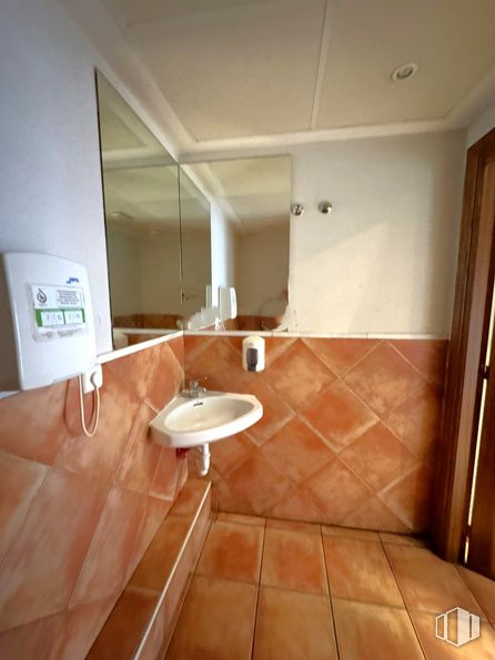 Retail for rent at Zona Nueva España, Villanueva de la Torre, Guadalajara, 19209 with sink, tap, plumbing fixture, wood, building, bathroom, interior design, flooring, floor and wall around