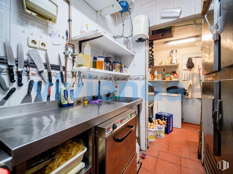 Retail for sale at Calle Arcos, San Blas - Canillejas, Madrid, 28032 with kitchen, interior design, vehicle, automotive design, cabinetry, machine, wood, engineering, room and major appliance around