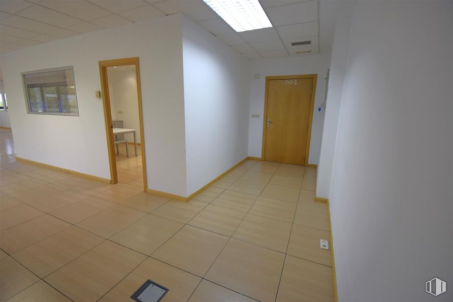 Oficina en venta en Calle Perú, Las Rozas de Madrid, Madrid, 28290 con puerta, lámpara, accesorio, madera, suelo, hall, suelos, techo, suelo de baldosas y espacio alrededor