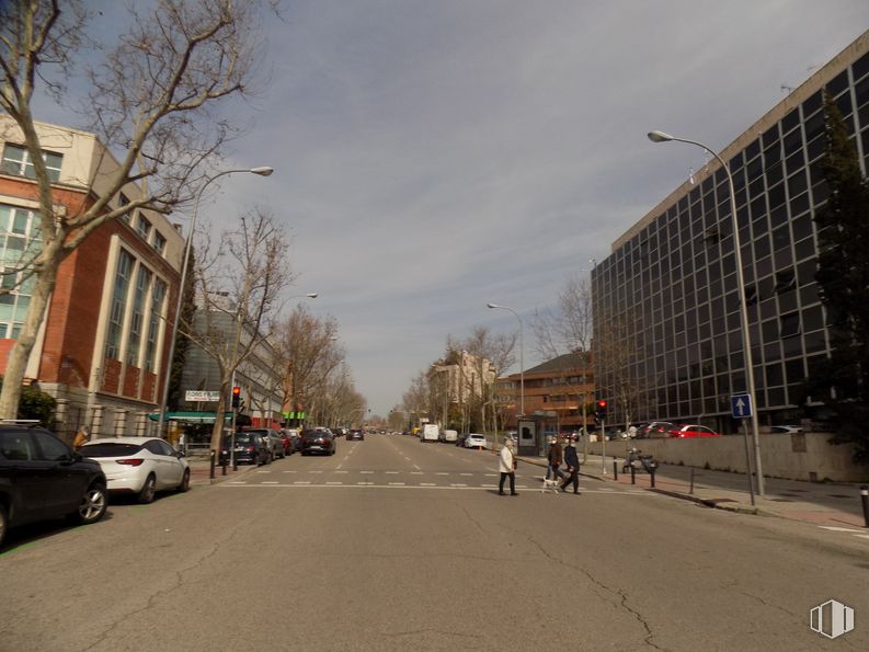 Local en alquiler en Calle Velázquez, 150, Chamartín, Madrid, 28002 con coche, edificio, luz de la calle, cielo, rueda, superficie de carretera, nube, ventana, neumático y vehículo alrededor