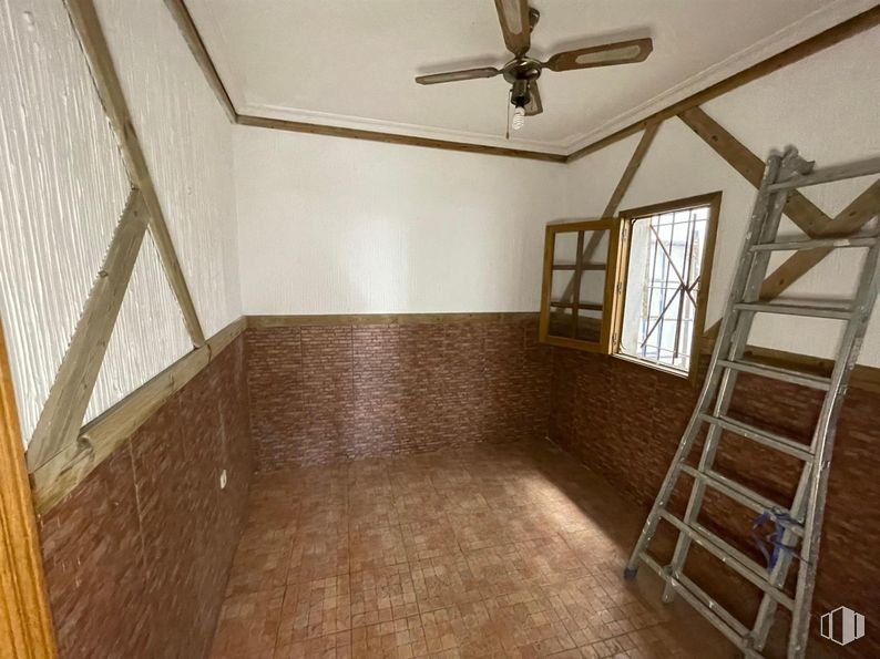 Local en venta en Calle Saavedra Fajardo, La Latina, Madrid, 28011 con ventilador de techo, ventana, edificio, accesorio, madera, interiorismo, suelo, hall, suelos y tinte para madera alrededor