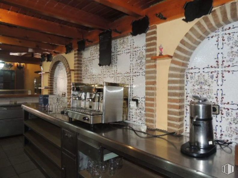 Retail for sale at Calle Felipe Solano Antelo, 16, Guadalajara, 19002 with cabinetry, kitchen appliance, countertop, building, tableware, wood, kitchen, barware, interior design and floor around